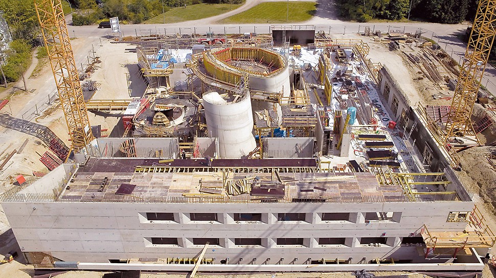 Die Außenansicht des Gebäudes ähnelt einer mittelalterlichen Festung. Die Fassade gliedert sich durch Fensteröffnungen sowie definierte, regelmäßige Ankerstellen und horizontale Rispen.