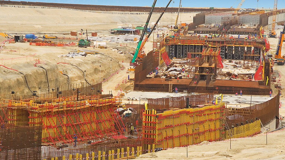 阿拉伯联合酋长国,朱美拉-棕榈岛隧道 Tunnel Jumeirah Palm Island, Dubai, United Arab Emirates - In 25 m long concreting steps and four cycle sequences, the tunnel bottom plate, two wall sections respectively and then the slab could be concreted one after the other.