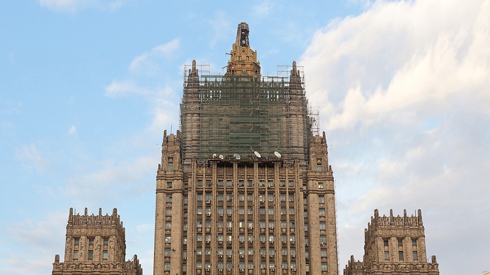 Реставрация фасадов МИД России Реставрационные работы на всех фасадах здания, включая демонтаж шпиля, ведутся на системе строительных лесов PERI UP Flex.