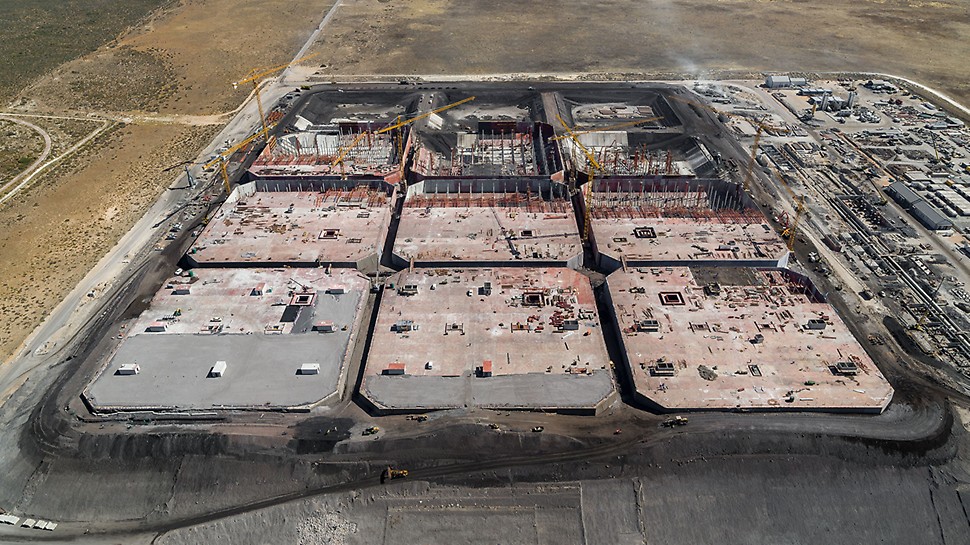 南非,萨尔达尼亚,OTMS油管群 Covering the size of 24 football pitches, 17 m high and storage capacity for 13.2 million barrels of oil: at South Africa's Saldanha Bay, a huge crude oil storage facility with twelve 110 m x 110 m tanks was realised.