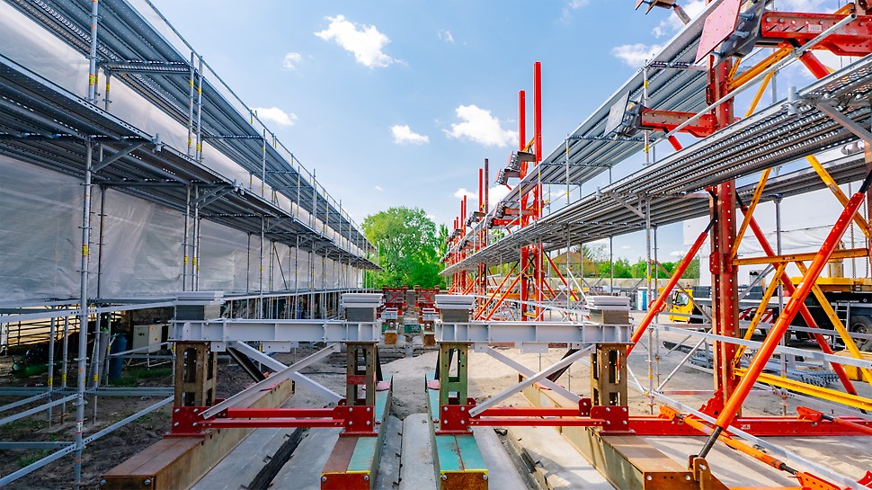 Elementy mostu w Tromsø powstały w Polsce – w stoczni jachtowej w Szczecinie – przy użyciu rusztowań PERI UP i systemu VARIOKIT. Elementy mostu w Tromsø powstały w Polsce – w stoczni jachtowej w Szczecinie – przy użyciu rusztowań PERI UP i systemu VARIOKIT.