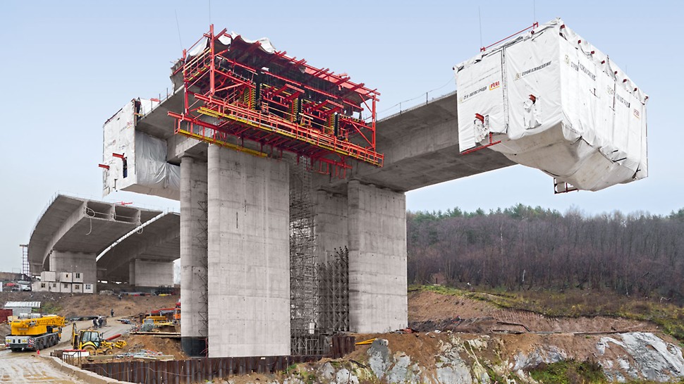 Chachenka Motorway Bridge - working with different section lengths in regular 10-das cycles Chachenka Motorway Bridge, Moscow, Russia - The 22.25 m wide superstructure sections were constructed with section lengths ranging from 3.40 m to 4.10 m in regular 10-day cycles.
