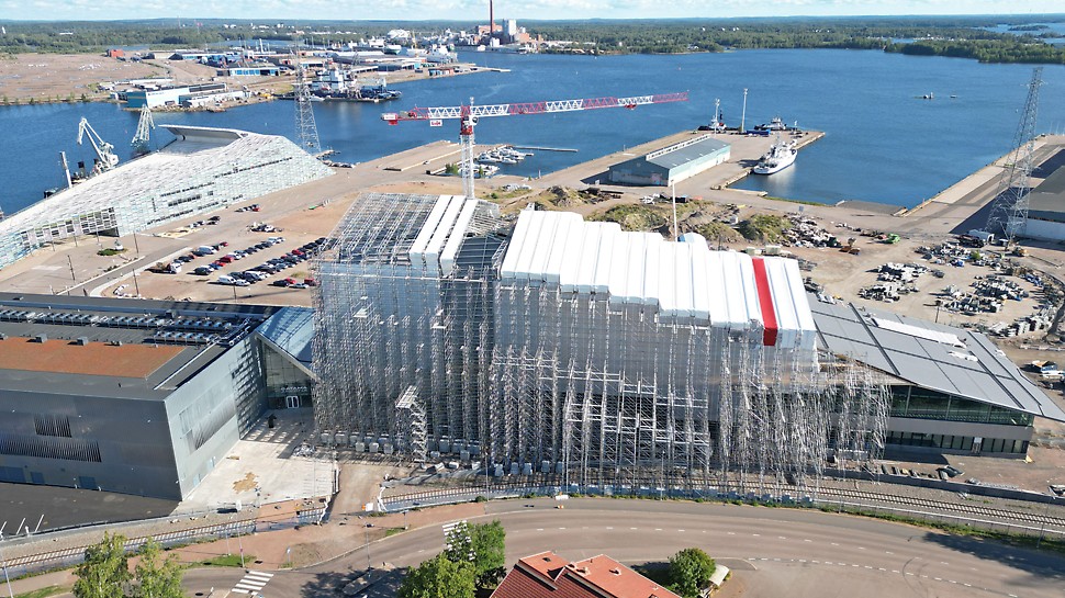 XAMKin uusi kampus, Kotka Työmaan vieressä kulkeva junarata oli käytössä projektin ajan, minkä mahdollisti PERI UP -telineiltä tehty radan ylitys, kun telineet samaan aikaan toimivat telinerungon tukitelineinä.