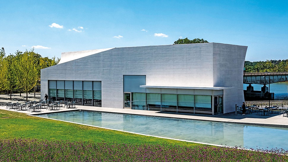 The REACH/Kennedy Center for the Performing Arts, Washington, D.C., USA The extension consists of the Welcome Pavilion, the River Pavilion, and the Skylight Pavilion.
(Photo: Cowles Graphic Design)
