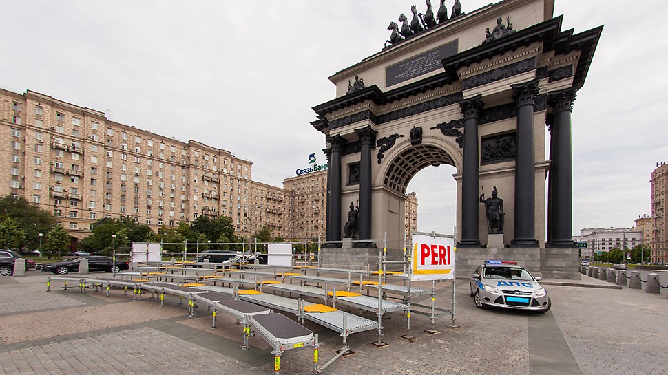 Трибуны для МВД-Триумфальная арка Трибуна полукруглой формы была собрана у Триумфальной арки для проведения праздничной фотосессии по случаю 80-летия со дня основания ГИБДД МВД России