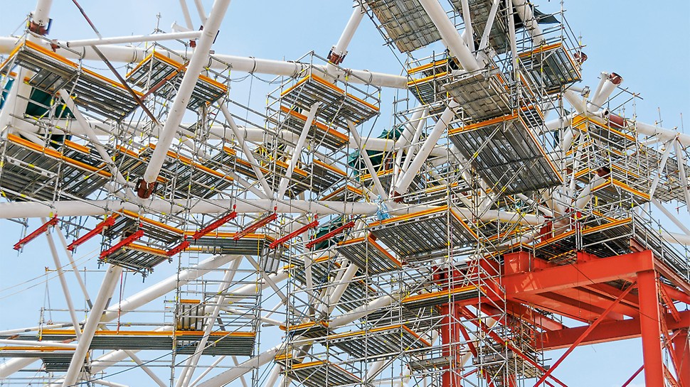 PERI UP 作业平台 Suspended PERI UP Working Platforms ensured the safe installation of a spectacular stadium roof in Singapore.