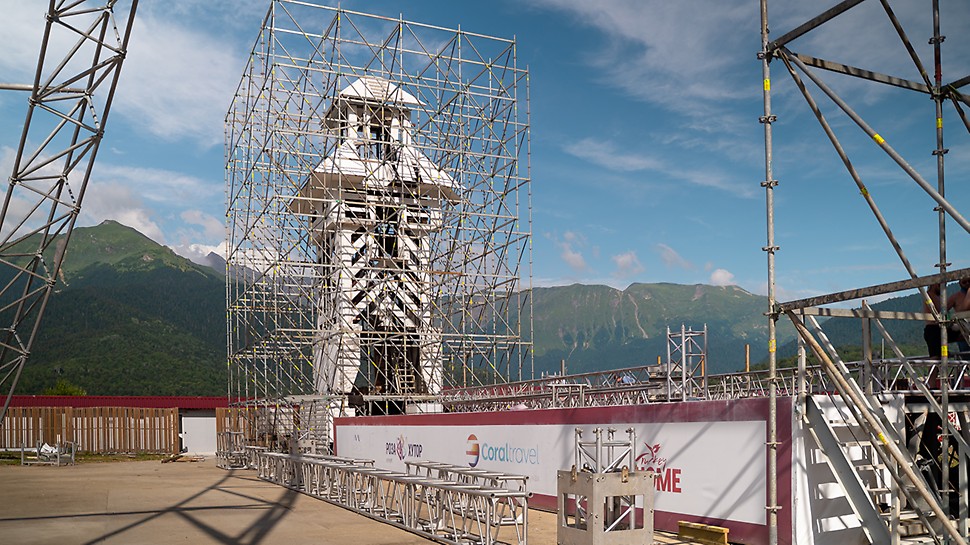 Сочинский фестиваль классической музыки Леса PERI позволили аккуратно обустроить башни и вписались в строго заданные габариты.