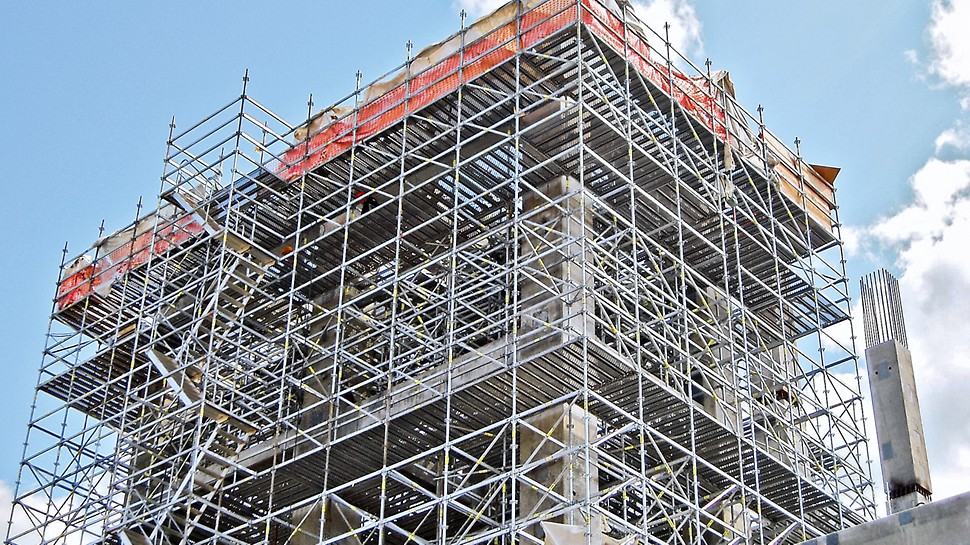 Тобольск-Полимер Комплекс "Тобольск-Полимер" насчитывает порядка 40 объектов общезаводского хозяйства. Компания PERI за короткий срок поставила на объект более 230 тонн универсальных строительных лесов PERI UP Flex с настилами UDI.