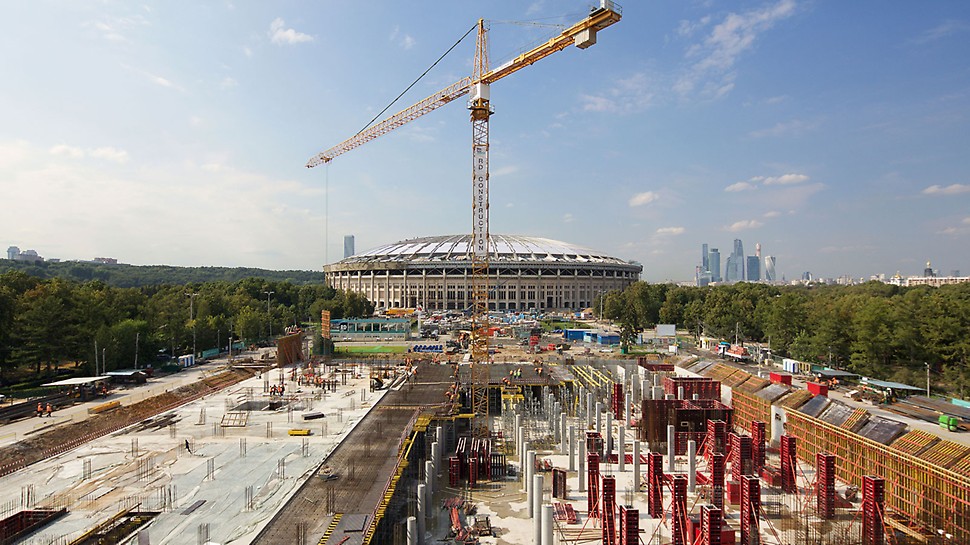 Внутренние стены, колонны квадратного сечения и лестничные шахты здания бассейна бетонировались одним универсальным комплектом опалубки TRIO MR. Использование минимального количества типоразмеров щитов и универсального замка BFD обеспечило высокую производительность работ на объекте. 