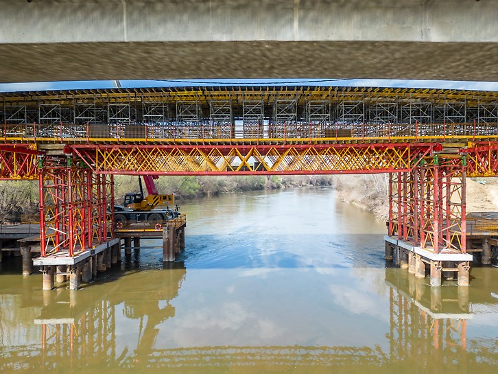 大摩拉瓦河桥梁工程 (沿多瑙河高速公路-第一标段) 使用VARIOKIT-VST高强塔架搭建8米高的塔架支撑,在塔架之间使用VARIOKIT-VRB桁架梁组装跨度28米的桁架结构。