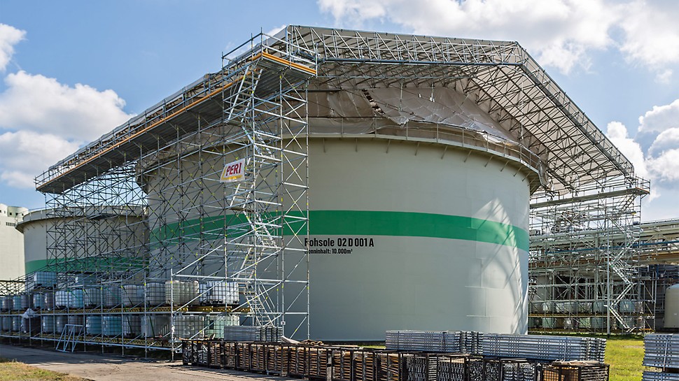使用PERU UP Flex LGS桁架结构系统组成防护顶棚 The weather protection roof based on the PERI UP Flex LGS Lattice Girder System provided reliable protection against the effects of the weather. The roof segments could be pre-assembled on the ground and subsequently lifted into their final position using a mobile crane.