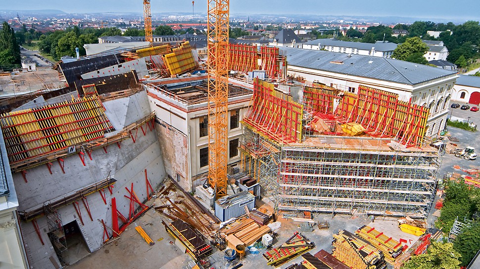 VARIO GT 24 girder wall formwork served as the formwork system for constructing the up to 40° inclined walls of the complicated building floor plan. 