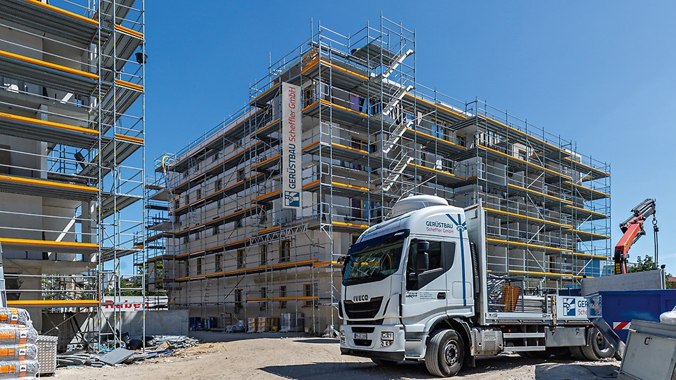 Gerüstbau Scheffler GmbH plante und montierte für das Oranienburger Wohnbauprojekt mit der Fassadengerüstlösung des PERI UP Gerüstbaukastens eine baubegleitende Einrüstung, die trotz der geometrischen Komplexität mit der systemintegriert vorlaufenden Geländermontage ausgeführt werden konnte.