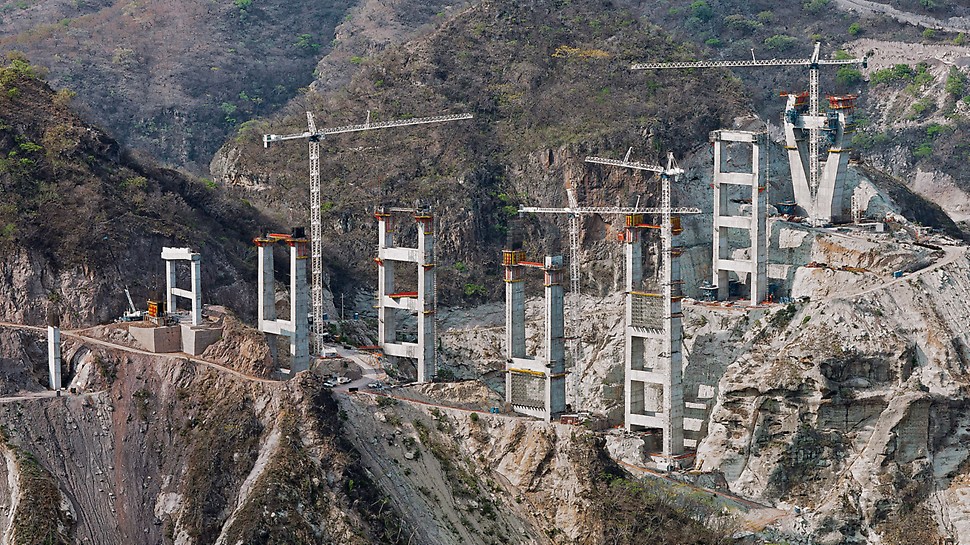 Puente Baluarte - Apart from the two pylons, a total of nine double piers are being constructed on both sides of the ravine Puente Baluarte, Mexico - Apart from the two pylons, a total of nine double piers are being constructed on both sides of the ravine which are braced by means of massive cross beams.