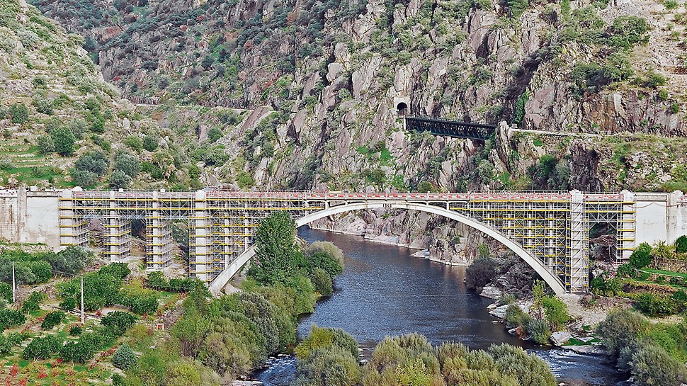 葡萄牙,图阿河里约大桥修复项目 Bridge renovation Ponte Rio Tua, Vila Real, Portugal - For the renovation of an arched bridge built in 1940, a scaffold construction on the basis of PERI UP modular scaffolding was erected.