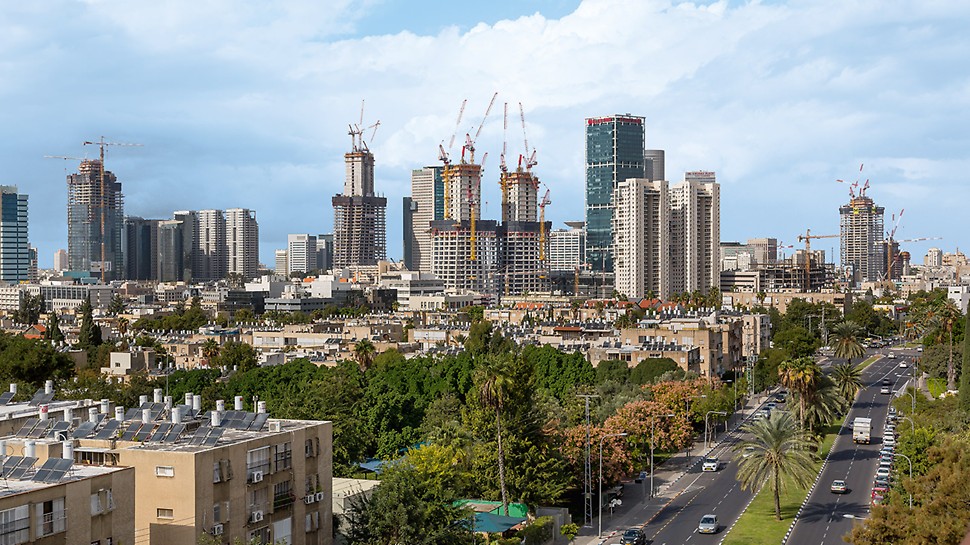 以色列,特拉维夫,“BSR中心TLV“ Alon大厦 - Alon大厦的施工现场组成了特拉维夫的天际线 Skyline of Tel Aviv with a view of the construction site for the Alon Towers