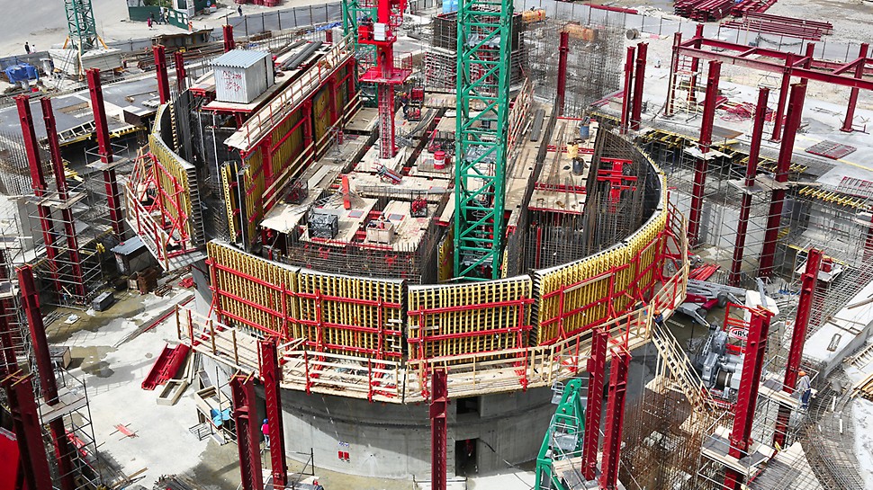 Крокус Сити Манхэттен, Москва Бетоно-распределительная стрела, установленная на платформах системы ACS-P, поднимается одновременно с ней, не требуя при этом установки дополнительных гидравлических цилиндров.