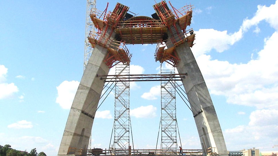 Il sistema a ripresa SKS è stato adattato in modo ottimale alla complessa geometria dell&#039;antenna. L&#039;accesso alle piattaforme di servizio è stato garantito da scale a torre PERI UP