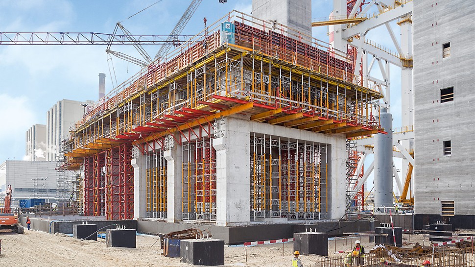 MULTIPROP, HD 200 与 VARIOKIT系统 The PERI shoring concept for the transfer of high loads was based on standardized construction kit systems: MULTIPROP, HD 200 and VARIOKIT. The required access technology is generated with the PERI UP modular scaffolding system.