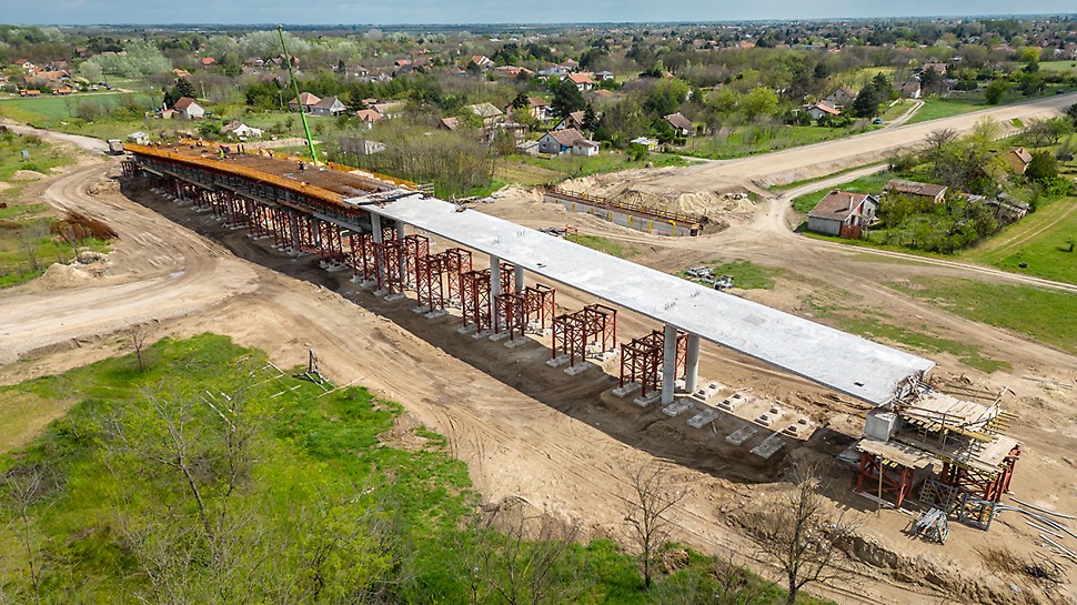 塞尔维亚,Kelebija,NOVI SAD 铁路立交桥 两座新建全长166米的立交桥是造Novog Sada 至 Kelebije高速铁路线升级改造项目中的一部分。