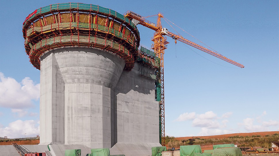 毛里求斯,Bagatelle-大型水坝 The climbing formwork solution, which is based on system construction elements and 3D-formwork units, is individually adapted by the PERI experts to the building geometry and the single-sided load transfer.