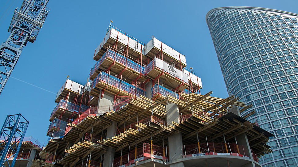 New Providence Wharf - MULTIPROP/GT24 at high level decking to the podium PERI's climbing protection panel conforms with Health & Safety Fall from Height Regulations