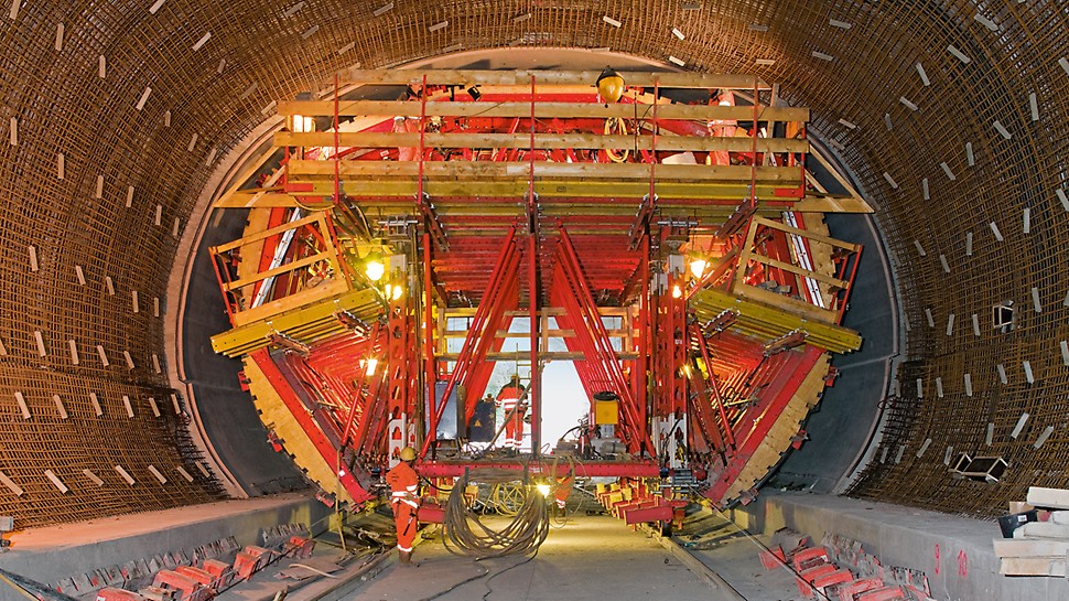 Der eiförmige Tunnelquerschnitt ist ca. 11 m breit und 8 m hoch. Er weist Radien zwischen 250 m und 400 m auf, sowie ein Quer- und Längsgefälle von 2-5 %.