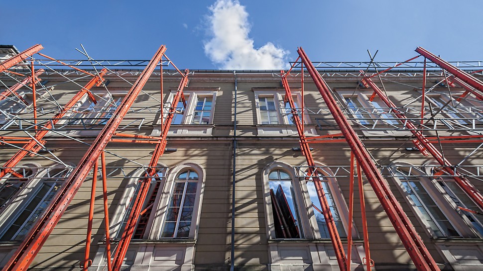 Mittels der PERI VARIOKIT Fachwerkkonstruktion wurde die 12 m hohe, denkmalgeschützte Westfassade auf knapp 50 m Länge während der gesamten Baumaßnahme zuverlässig abgestützt.