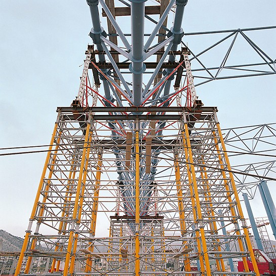 Os suportes HD 200 para serviços pesados combinados com o sistema MULTIPROP formaram uma torre de escoramento de 21,00 m de altura para transferências de carga de 500 kN.
