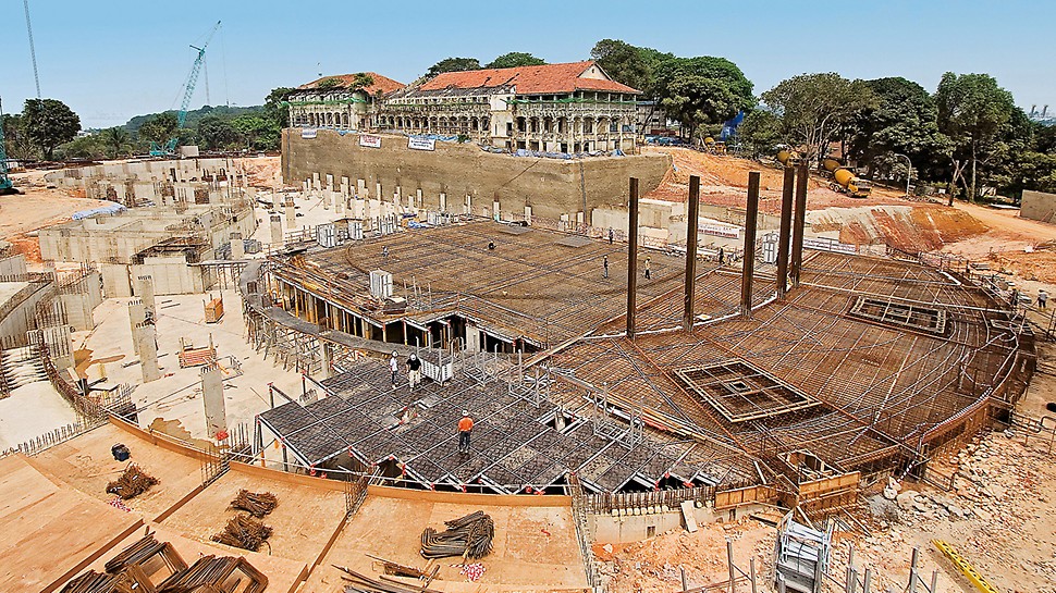 Hotel Capella - With SKYDECK, the construction of the reinforced concrete slabs could be carried out efficiently and safely Hotel Capella, Sentosa Island, Singapore - The new 6-star hotel complex was constructed around two buildings dating from the colonial times. With SKYDECK, the construction of the reinforced concrete slabs could be carried out efficiently and safely.