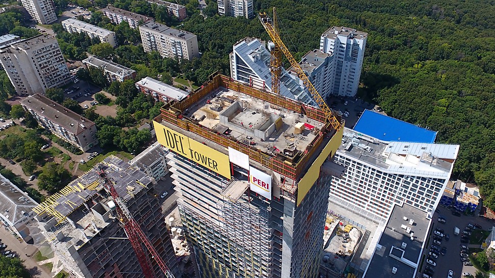 Панели ветрозащиты для безопасности работ на высоте Безопасность проведения работ на монтажном горизонте обеспечивают самоподъёмные ветрозащитные панели RCS-P, которые установлены по периметру здания и воспринимают нагрузку от ветра.