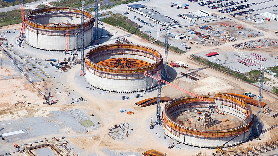 LNG liquid gas reservoirs - Each of the structures has an 80 m diameter and a wall height of 44 m LNG liquid gas reservoirs, Cameron, USA - In the US state of Louisiana, three enormous liquid gas tanks were simultaneously realized using PERI know-how. Each of the structures has an 80 m diameter and a wall height of 44 m.