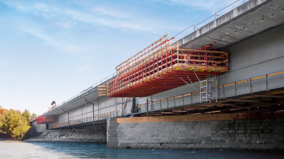 翻修185米长的因塔尔高速公路桥 The refurbishment of the 185-m long Inntal Bridge is carried out with two PERI construction kit systems which complement each other – mostly without any negative impacts on road traffic.