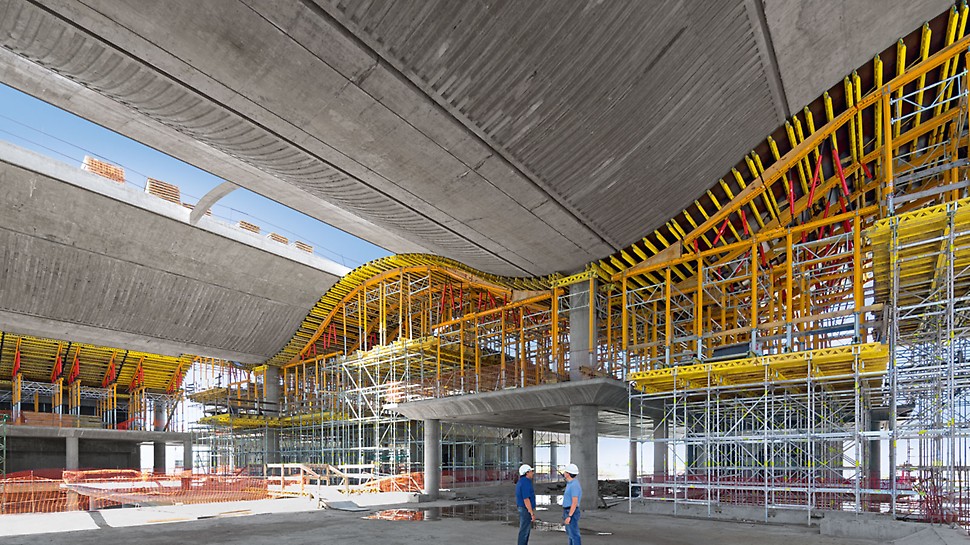 布宜诺斯艾利斯城市银行 - 标准模块化系统 Banco de la Ciudad de Buenos Aires - A standardized construction kit system as well as the planning and delivery of formwork and scaffolding from a single source makes the PERI project solution very cost-effective.