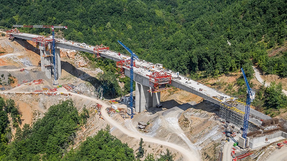 北马其顿,Kičevo Podvis 高速公路桥 On the first section through the mountainous region of western Northern Macedonia, the new motorway crosses a total of 14 viaducts. On a length of approx. 10 km, around 4,000,000 m³ of earth had to be excavated and a total of 150,000 t of concrete and 15,000 t of reinforcement were subsequently processed.