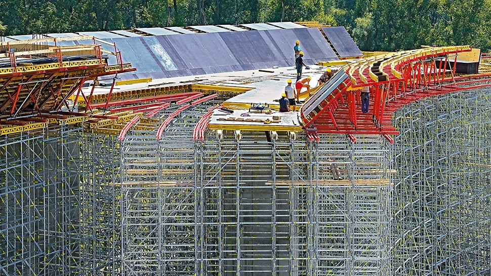 D1高速公路桥, 斯洛伐克 - 桥梁上部结构的截面不断变化 Motorway Bridge D1, Považská Bystrica, Slovakia - The constantly-changing cross-section of the superstructure placed great demands on the VARIOKIT system equipment.