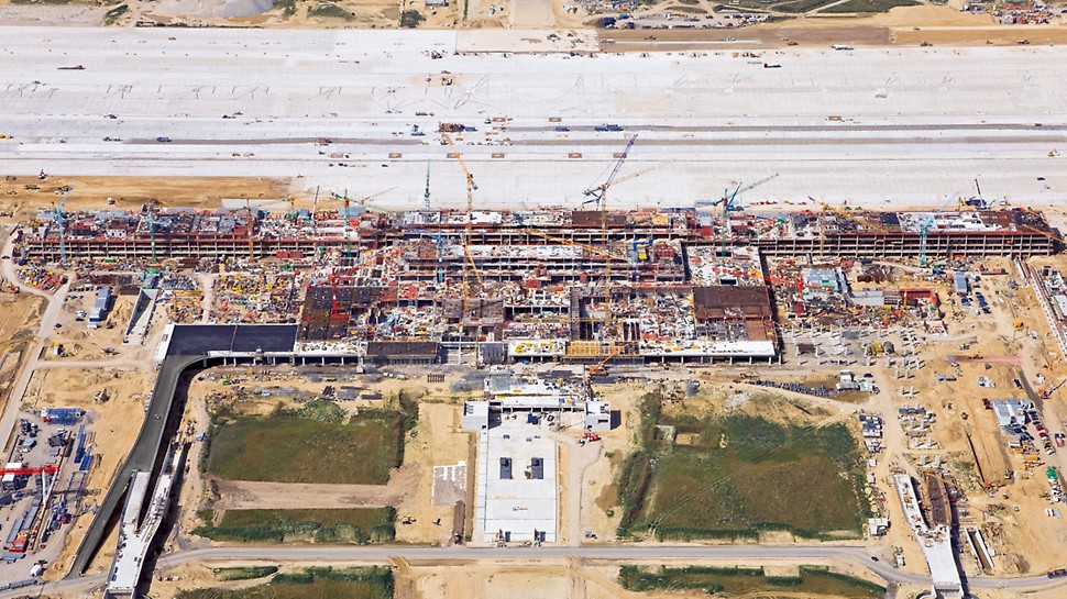 BBI Airport - the area is the size of around 2,000 football pitches BBI Airport, Berlin Brandenburg, Germany - Only when seen from an aerial perspective is the scale of the construction site really apparent: the area is the size of around 2,000 football pitches.