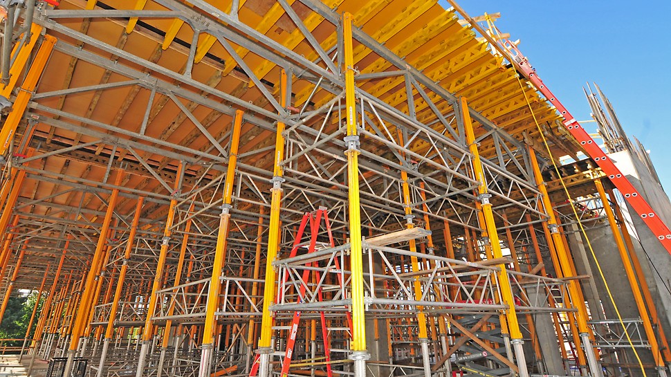 Van Alen Phase 2, Durham, North Carolina Prefabricated from standard components, PERI SKYTABLES shorten cycle times and provide a very high level of safety, particularly at the slab edges.