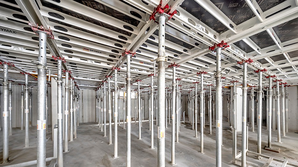 Zum Schalen der Tiefgaragendecke verwendete das Rupp Team die SKYMAX Großpaneel-Deckenschalung mit dem Stützkopf.