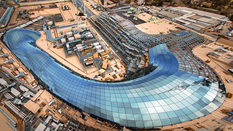 Up to 70,000 visitors flock daily to Australia&#039;s largest shopping centre which is now completely covered by a gigantic glass roof – the result of an expansion project. Work was carried out while the centre remained opened for daily business; the schedule for the entire construction project was extremely short. (Photo: David McArthur Parallax Photography)