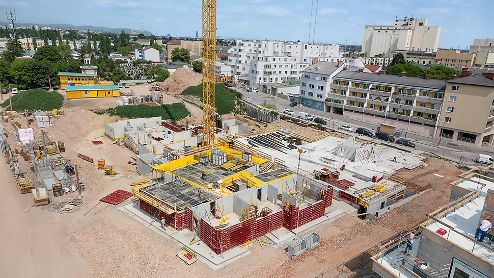 在„villanova“住宅项目中,使用MAXIMO 与 SKYDECK系统 Aerial view of the jobsite of the “villanova“ housing estate