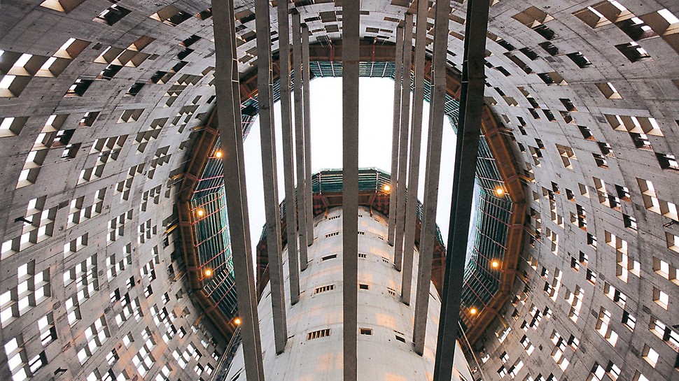 Torre Agbar - 使用ACS自动爬架技术,浇筑圆筒形核心筒与立面墙体 Torre Agbar, Barcelona, Spain - The cylindrical core and facade walls of this 142 m high office building were constructed with PERI ACS self-climbing technology.