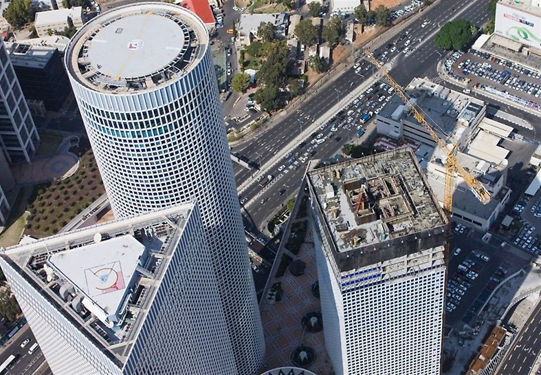 המגדל המרובע הינו החלק המשלים בקומפלקס המבנים (עגול ומשולש) ,בגובה כולל של 154 מטר ו-42 קומות