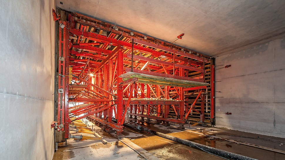 派利模板台车方案 VARIOKIT tunnel formwork carriage used during the construction of the U4 subway tunnel in Hamburg