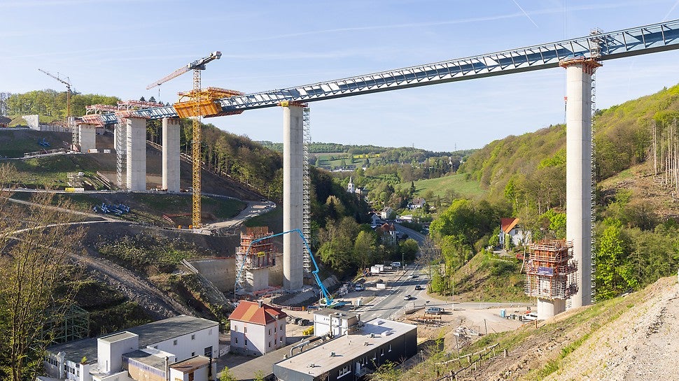Die Talbrücke Rahmede macht die Sauerlandlandlinie A 45 nun wieder durchgehend befahrbar, nachdem sich der Durchgangsverkehr jahrelang durch Lüdenscheid gequält hat.