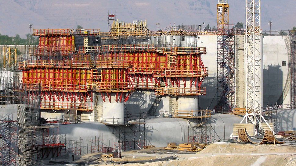 Nile river barrage Naga Hammadi - VARIO girder wall formwork together with SKS climbing scaffold Nile river barrage Naga Hammadi, Egypt - The variable VARIO girder wall formwork, together with SKS climbing scaffold, formed large area transportable units.