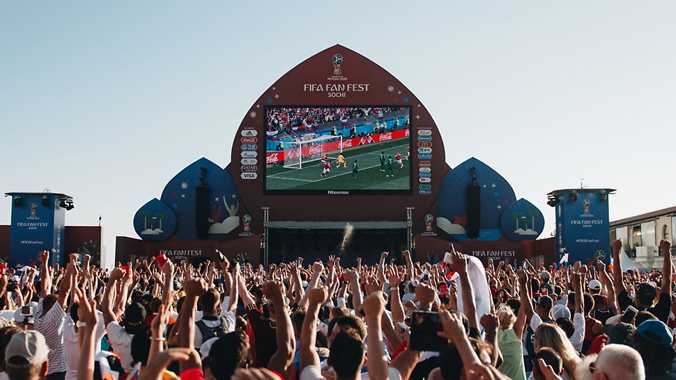 Главная сцена фанзоны в Сочи Главная сцена фанзоны высотой 22.75 м расположена у самого берега Черного моря. Чтобы обеспечить надежность конструкции и устойчивость ветру, сцену утяжелили балластом весом 180 тонн.