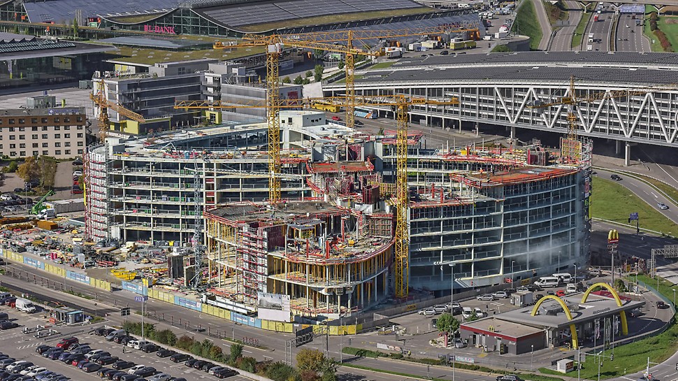 Das markante Gebäude in Form einer liegenden Acht weist oberirdisch 40.000 m² Bruttogeschossfläche und weitere 20.000 m² in den beiden Tiefgeschossen auf. (Foto: Züblin/Kilgus)