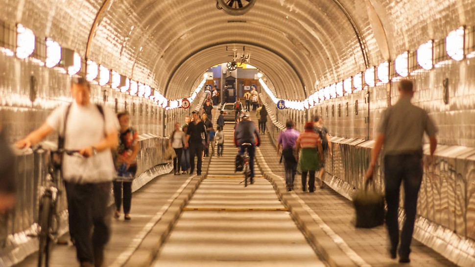 德国,汉堡,老易北河隧道 West tunnel of the former Elbe tunnel, which pedestrians continued to use, while the other tunnel was being repaired.