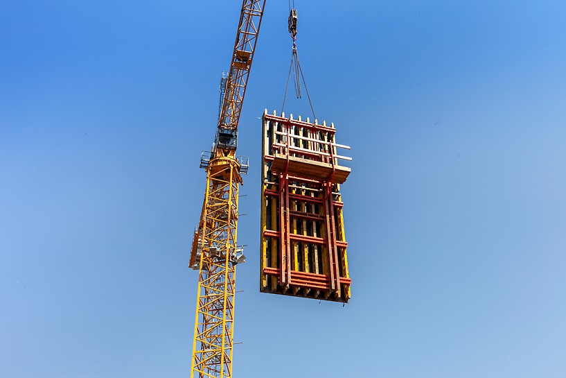 Ruim 4.500 m2 bekistingselementen en werkplatformen werden in de montagehal van PERI in Schijndel op maat gemaakt en voorgemonteerd. 